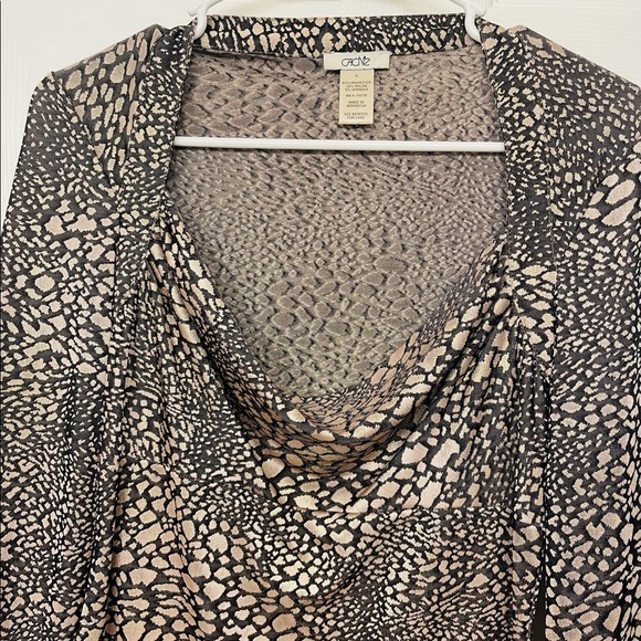 Gorgeous Cache Blouse 😍 - Picture 4 of 7
